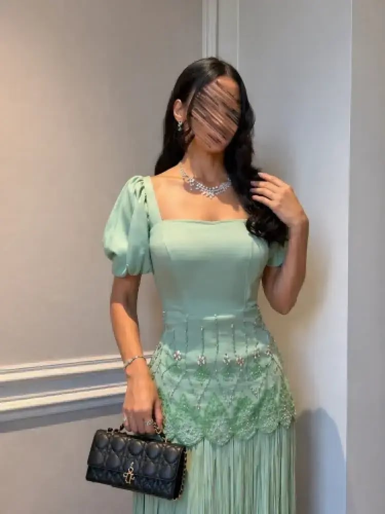 فستان سهرة أخضر نعناعي بخصر مرصع وتنورة هدب