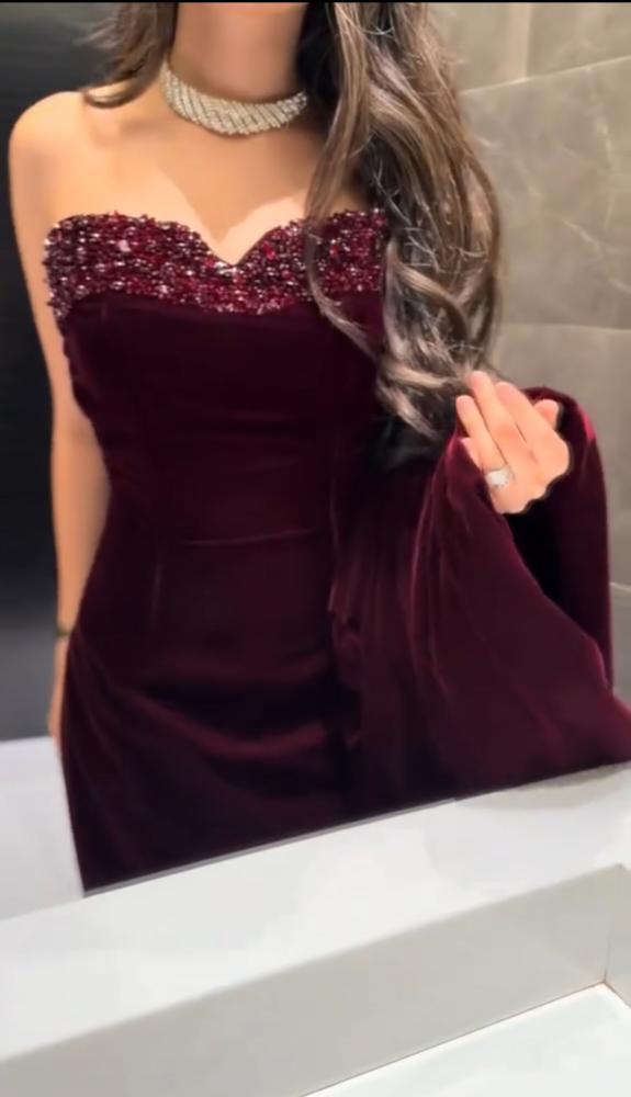فستان سهرة عنابي مخملي بصدر مرصع دون أكتاف