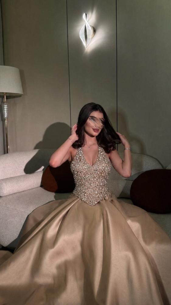 فستان سهرة شامبانيا بصدر مرصع وتنورة ساتان واسعة