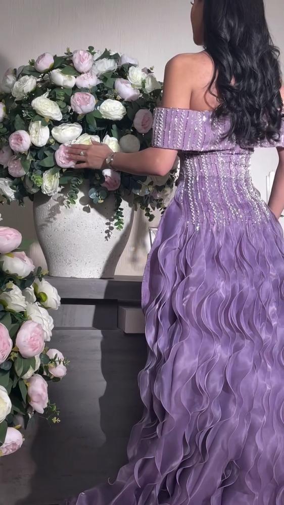 فستان سهرة ليلكي بكتفين مرصعين وذيل جانبي
