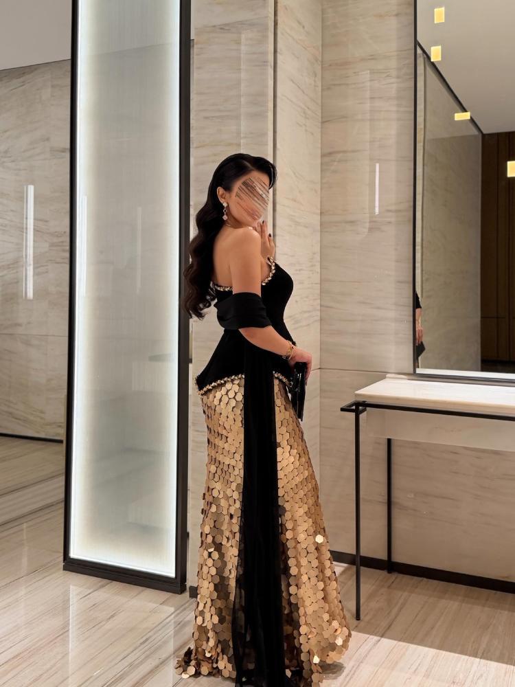 فستان سهرة أسود وذهبي بترتر كبير وكاب