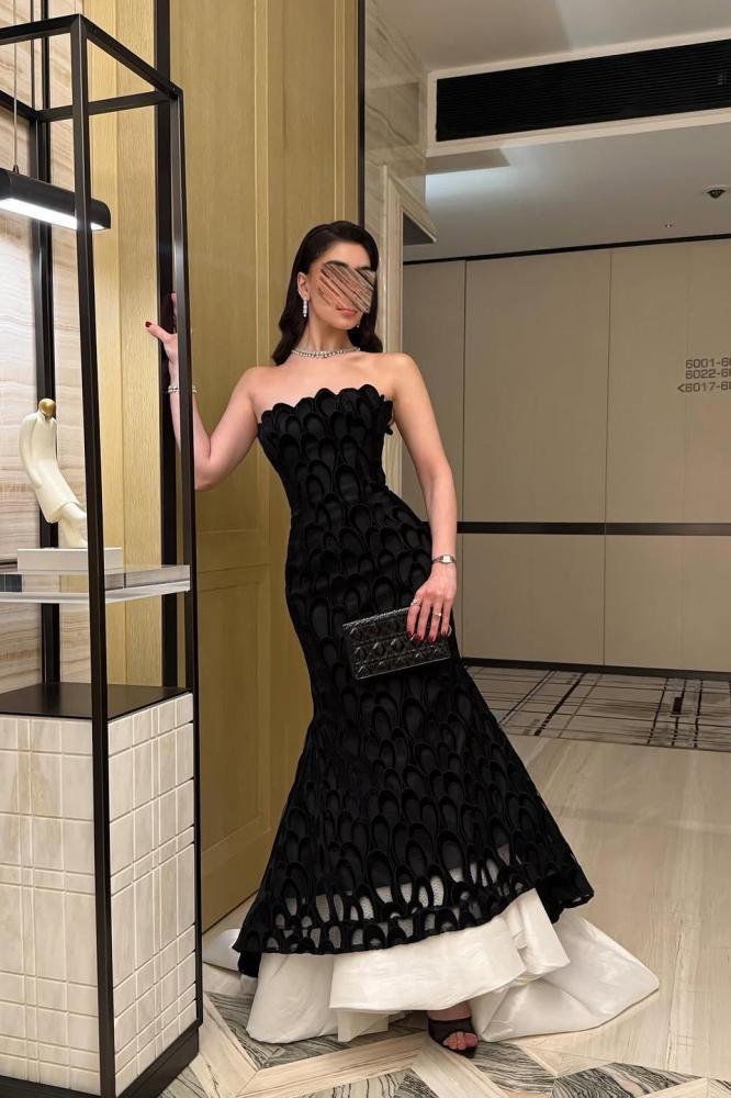 فستان سهرة أسود دون أكتاف بنقوش بارزة وحافة فاتحة