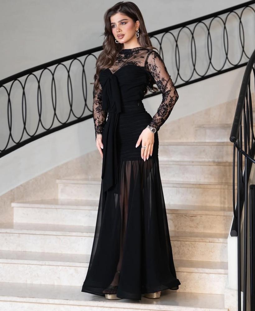 فستان سهرة أسود بأكمام دانتيل وتنورة شفافة