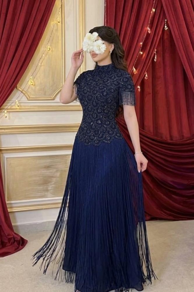 فستان سهرة كحلي بياقة عالية