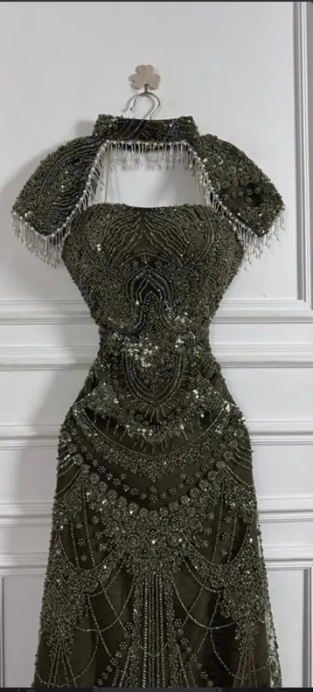 فستان سهرة زيتي بهدب – سنا البهاء