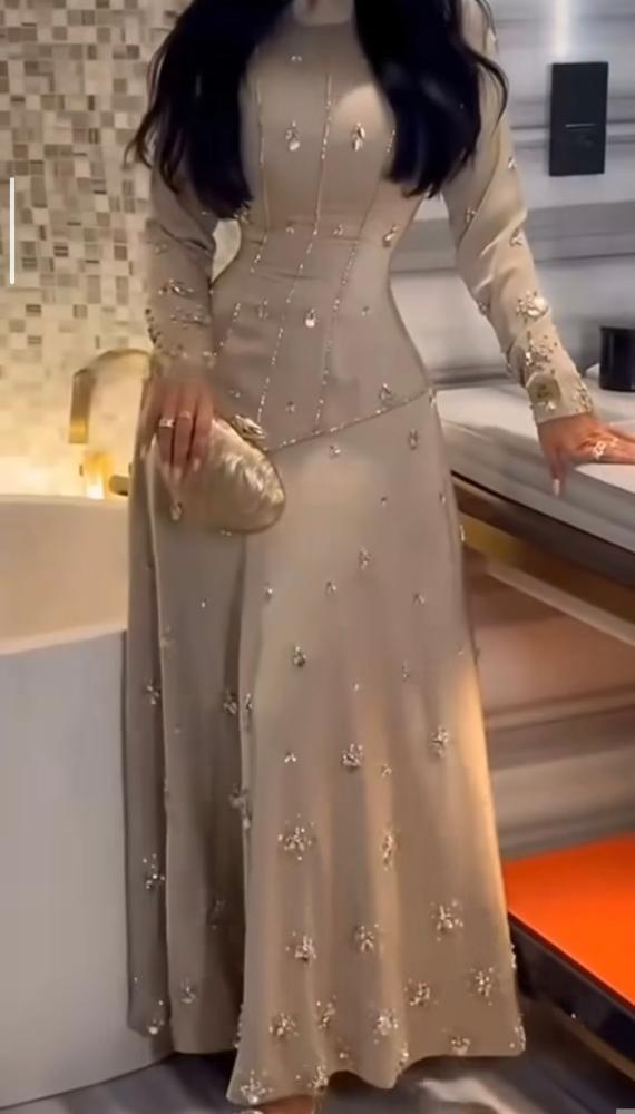فستان سهرة رمادي فاتح بأكمام طويلة وزخارف لامعة
