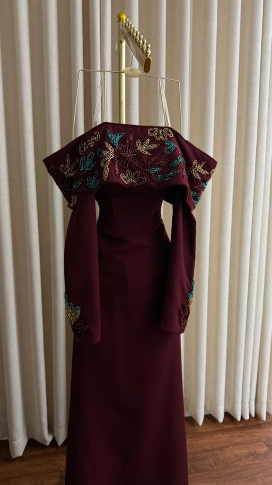 أطراف فستان سهرة مطرزة بالخرز