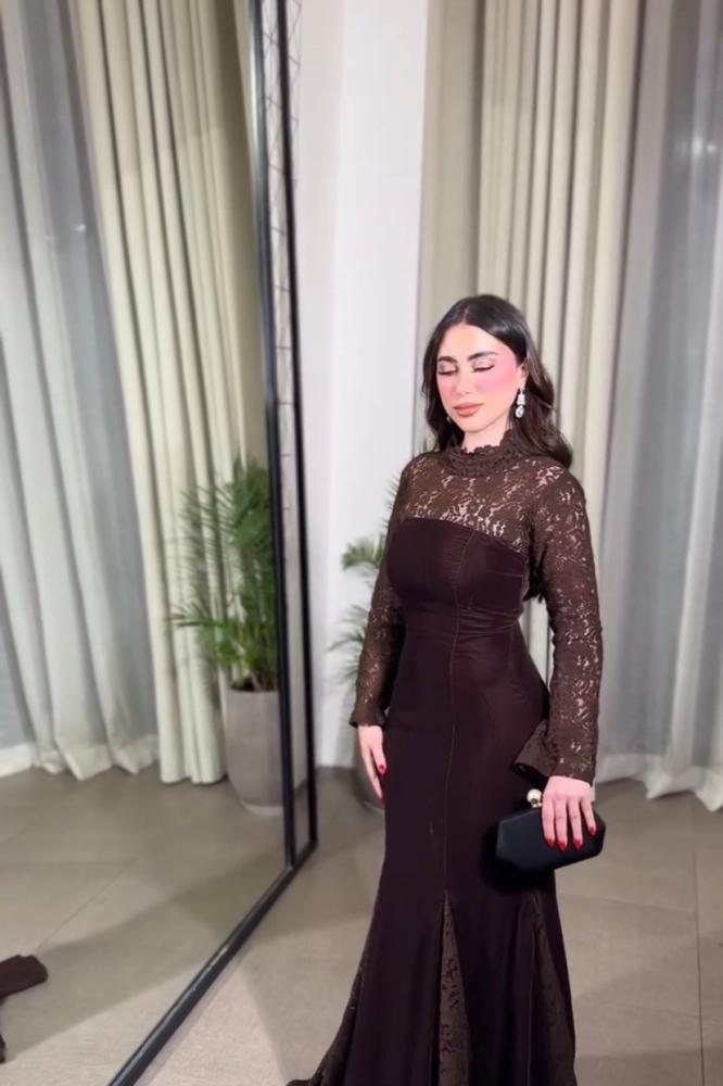فستان سهرة بني مخملي بأكمام دانتيل وقصة حورية