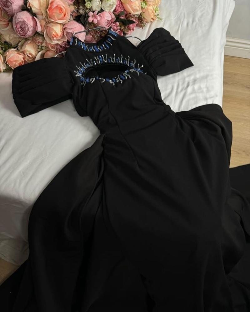 فستان سهرة بأكمام مجسمة وتطريز خرزي