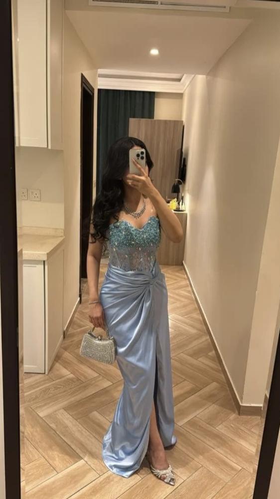 فستان سهرة ساتان بكورسيه شبكي مرصع ودرابيه جانبي
