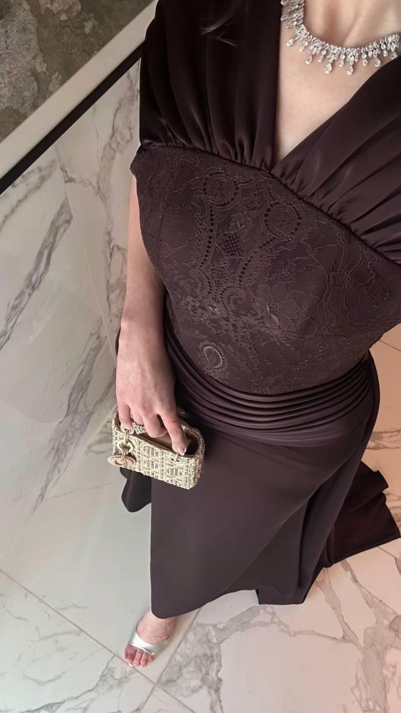 فستان سهرة عنابي بأكمام شفافة وذيل منسدل