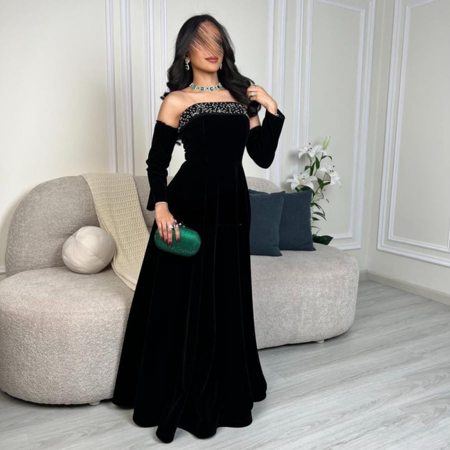 فستان سهرة مخمل أسود بأكتاف مكشوفة وتطريز