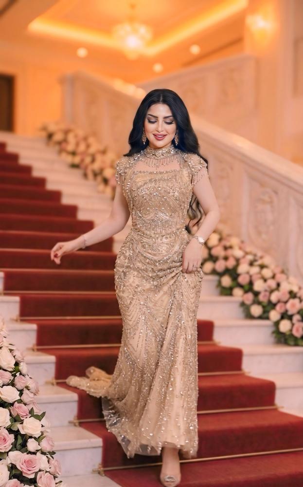 فستان سهرة ذهبي بتطريز سنا الغروب بإطلالة كاملة
