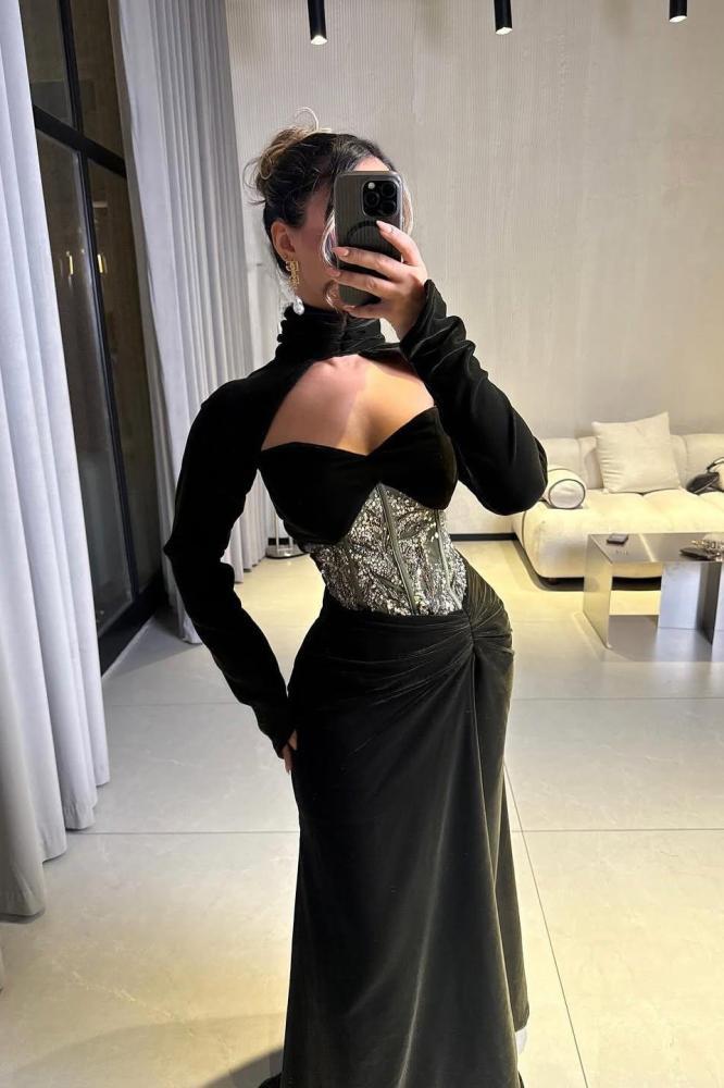 فستان سهرة أسود بكورسيه فضي وياقة عالية