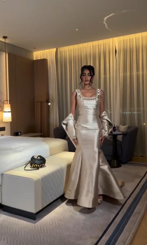 فستان سهرة عاجي بصدر مرصع وتنورة حورية