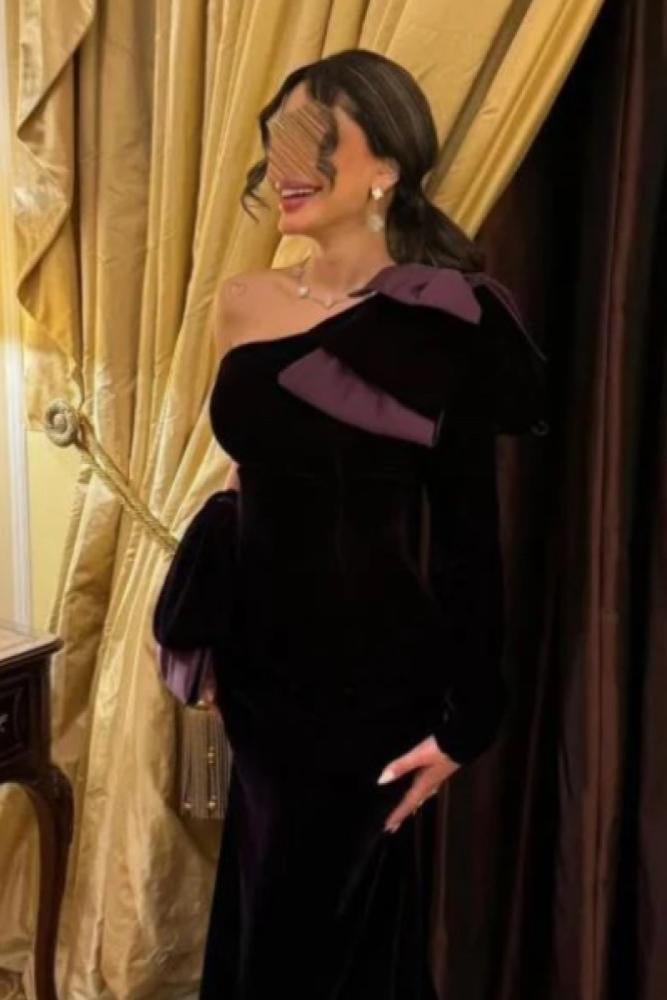 فستان سهرة أسود بكتف واحد وفيونكة بنفسجية