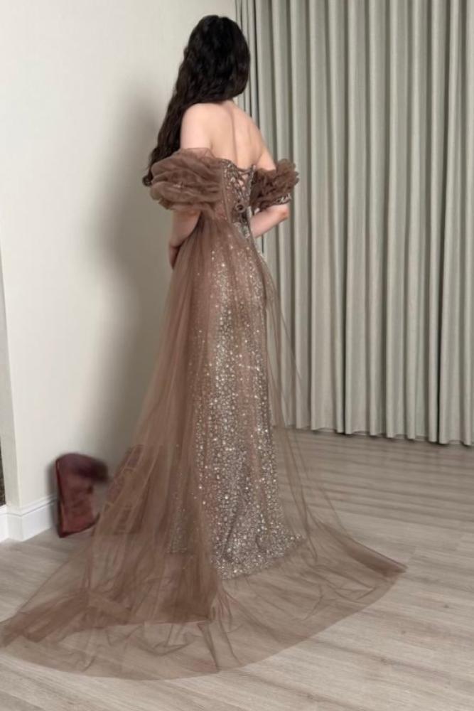 فستان سهرة بني مرصع بأكمام تول وذيل جانبي
