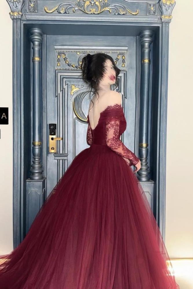 فستان سهرة عنابي بأكتاف مكشوفة وأكمام دانتيل