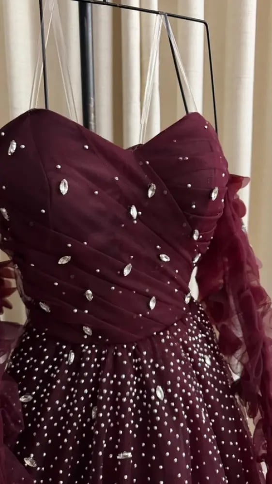فستان سهرة عنابي بتطريز – لؤلؤة السهرة