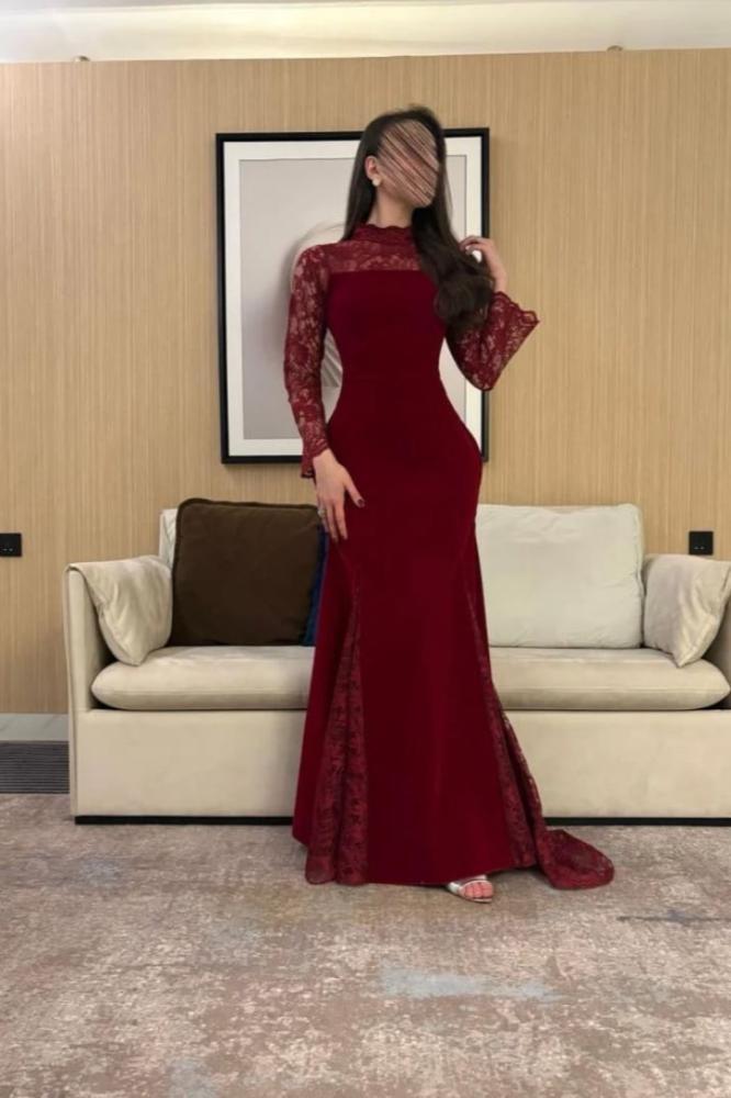 فستان سهرة أحمر مخملي بظهر دانتيل وذيل