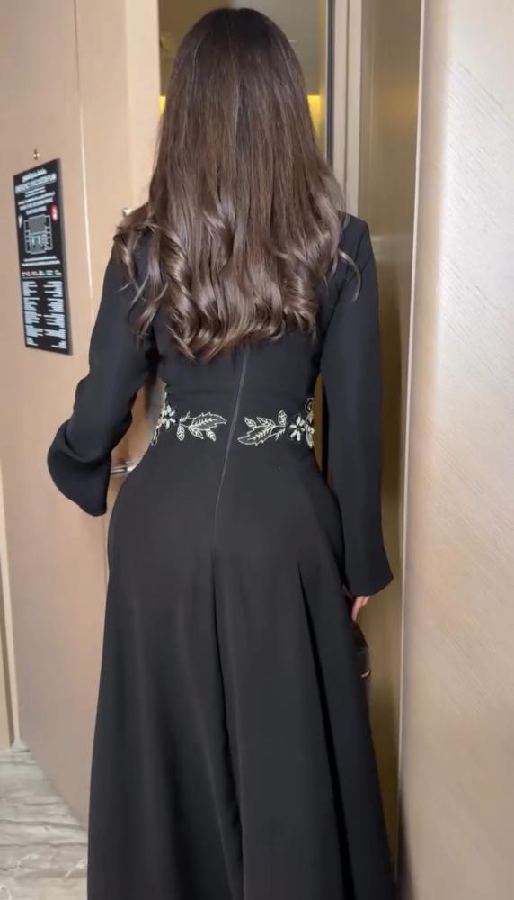 فستان أسود طويل بياقة مربعة وتطريز عند الخصر