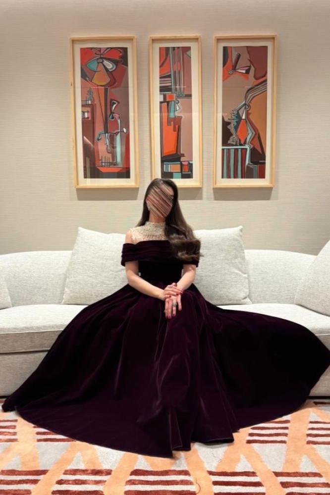 فستان سهرة أسود مخملي بأكتاف مكشوفة وياقة مزينة
