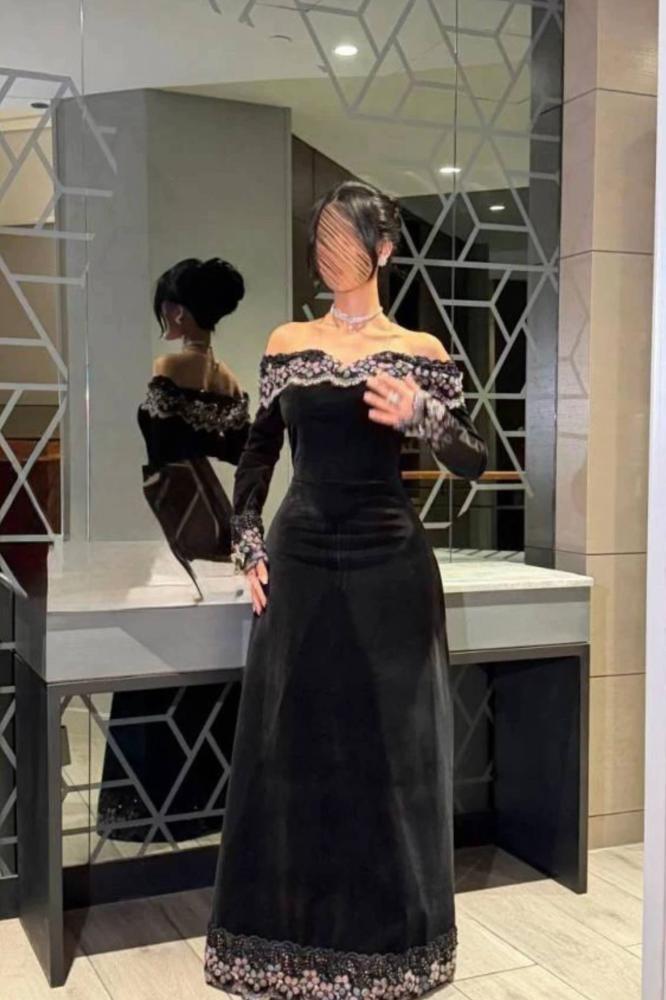 فستان سهرة أسود بأكتاف مكشوفة وحواف مطرزة
