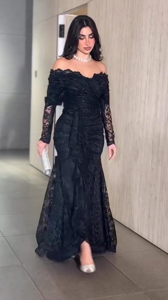 فستان سهرة أسود دانتيل بأكتاف مكشوفة وكشكشة