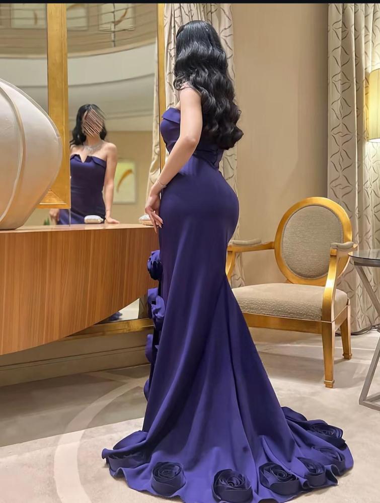فستان سهرة طويل بتفاصيل أنيقة وتصميم راقٍ