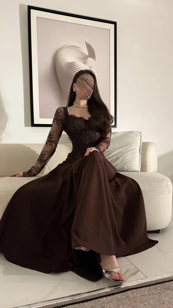 فستان سهرة بني بكورسيه وأكمام دانتيل