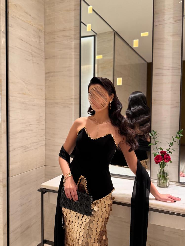 فستان سهرة أسود وذهبي بترتر كبير وكاب