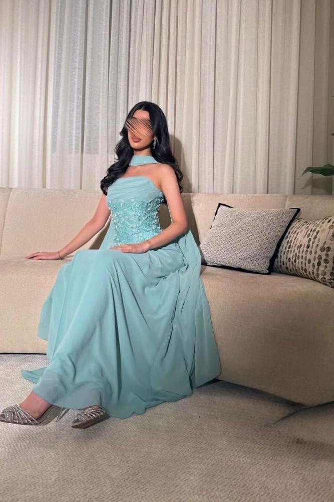 فستان سهرة تيفاني هالتر بكاب وتنورة خفيفة