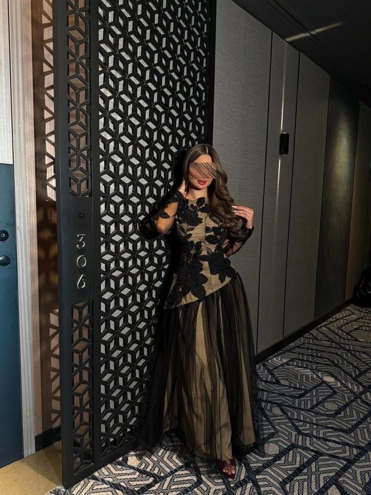 فستان سهرة أسود وبيج بزهور بارزة وتنورة شفافة
