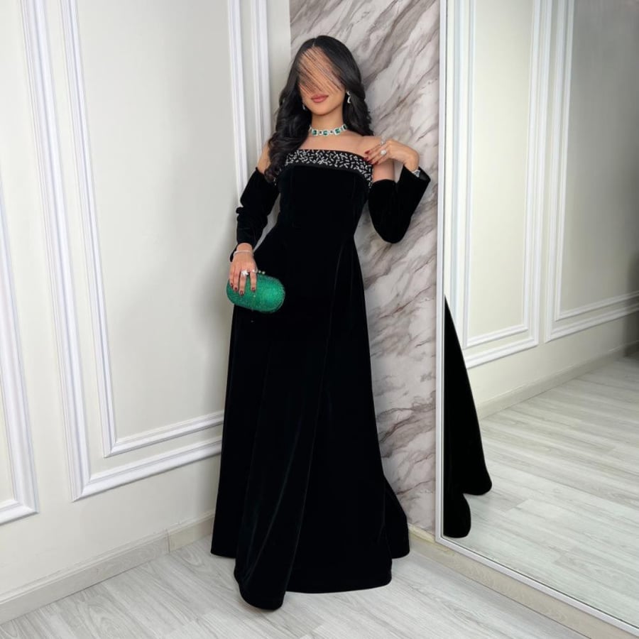 فستان سهرة مخمل أسود بأكتاف مكشوفة وتطريز