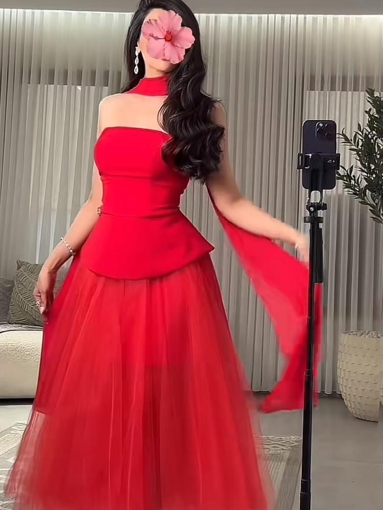 فستان سهرة أحمر سترابلس بتنورة واسعة وشال