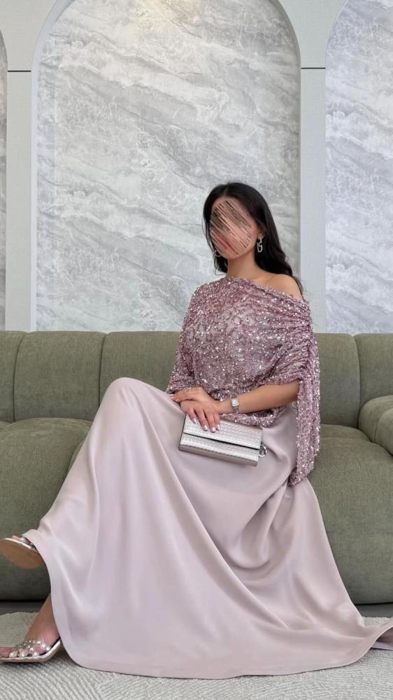 فستان سهرة وردي بكاب مرصع على الكتفين