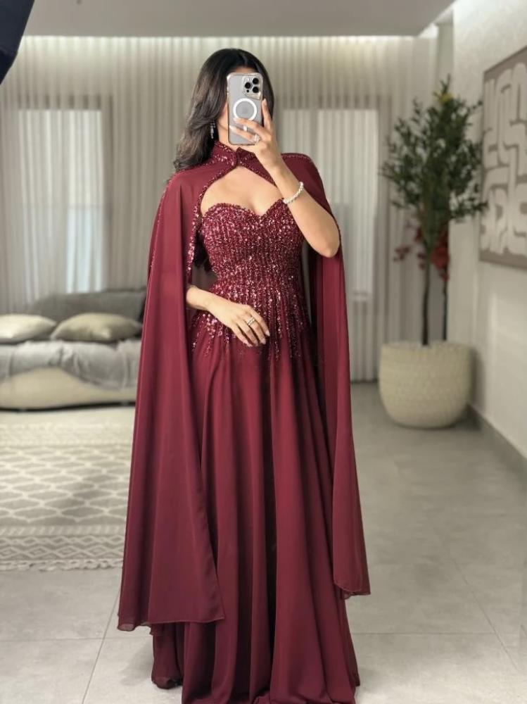 فستان سهرة عنابي لامع بكاب منسدل
