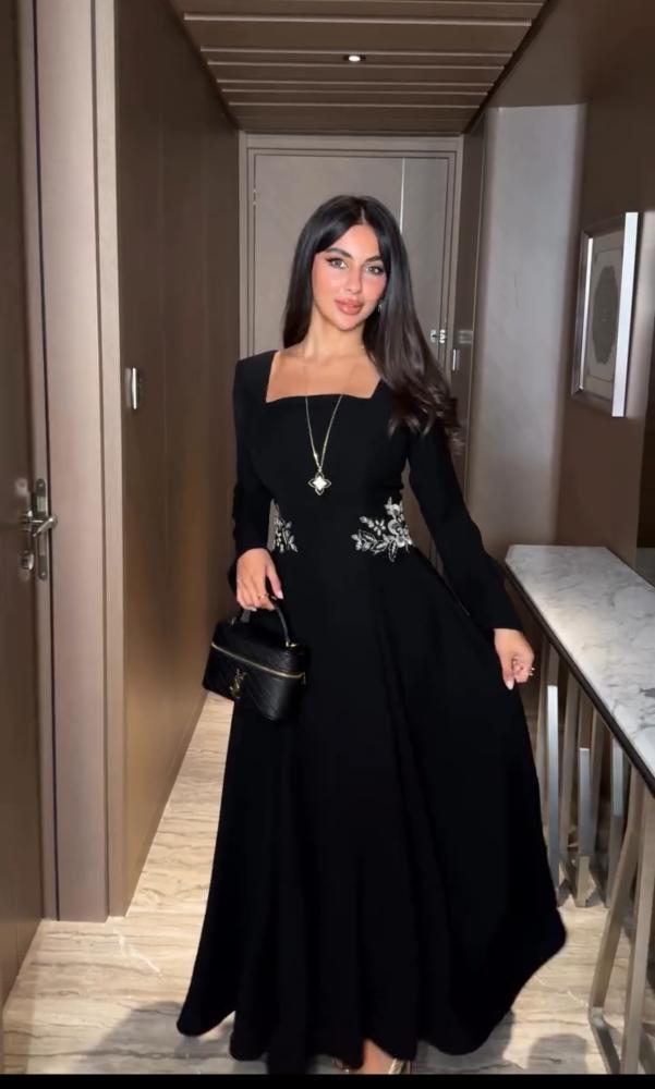 فستان أسود طويل بياقة مربعة وتطريز عند الخصر