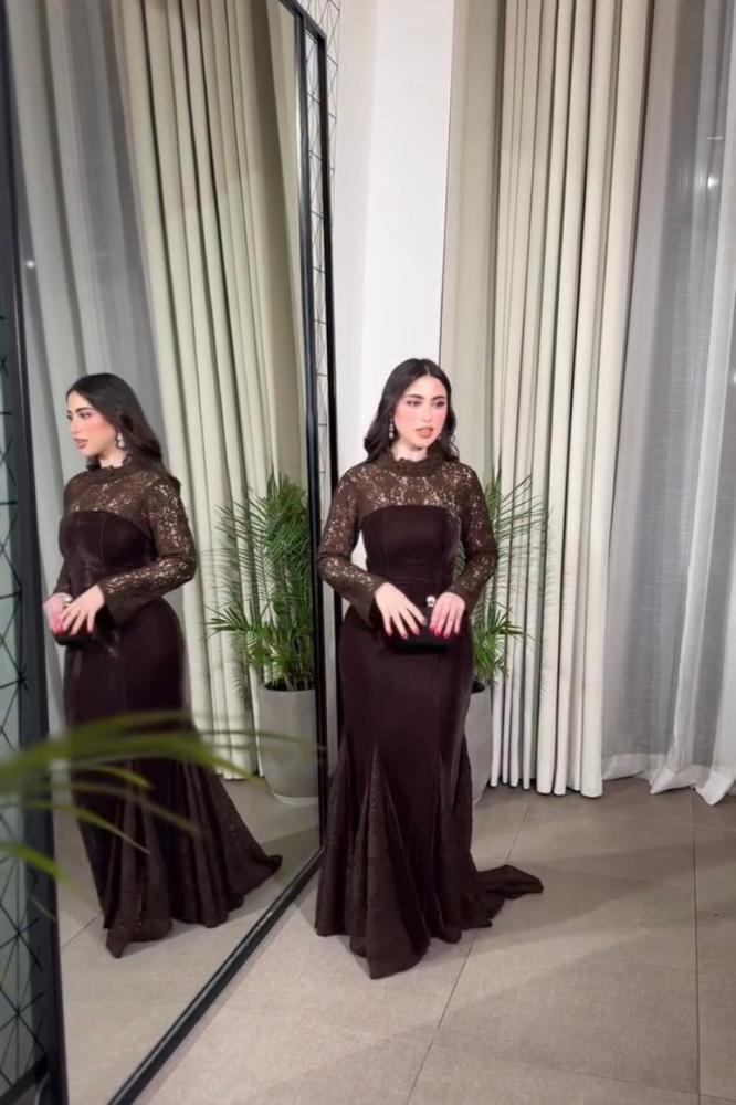 فستان سهرة بني مخملي بأكمام دانتيل وقصة حورية