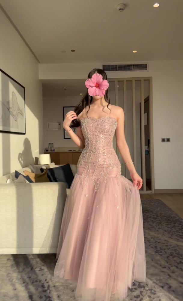 فستان سهرة وردي سترابلس بكورسيه لامع