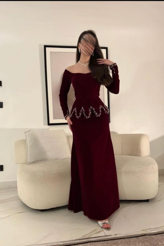 فستان سهرة عنابي مخملي بكشكش مرصع عند الخصر