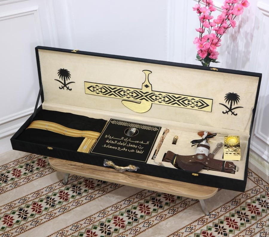 هدايابالاسم رجاليه بشت وخنجر بتصميم حسب الطلب
