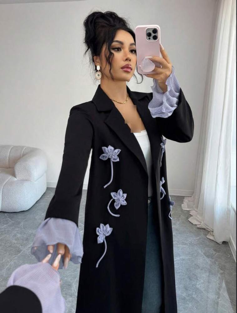 Yasmyna عباءة أنيقة للنساء مزينة بأكمام واسعة وطبعات زهرية على الياقة