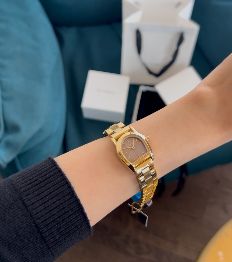 A gift containing a bouquet of 25 roses with a watch