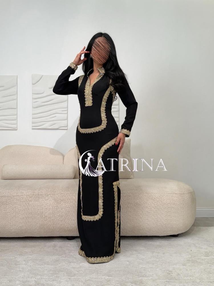 فستان أسود فاخر بتطريز ذهبي وتصميم أنثوي جذاب