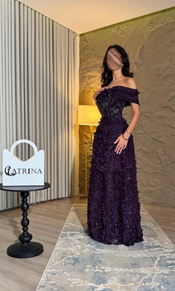 فستان سهرة بنفسجي بتطريز ورود ثلاثية الأبعاد وكورسيه مرصع بالترتر