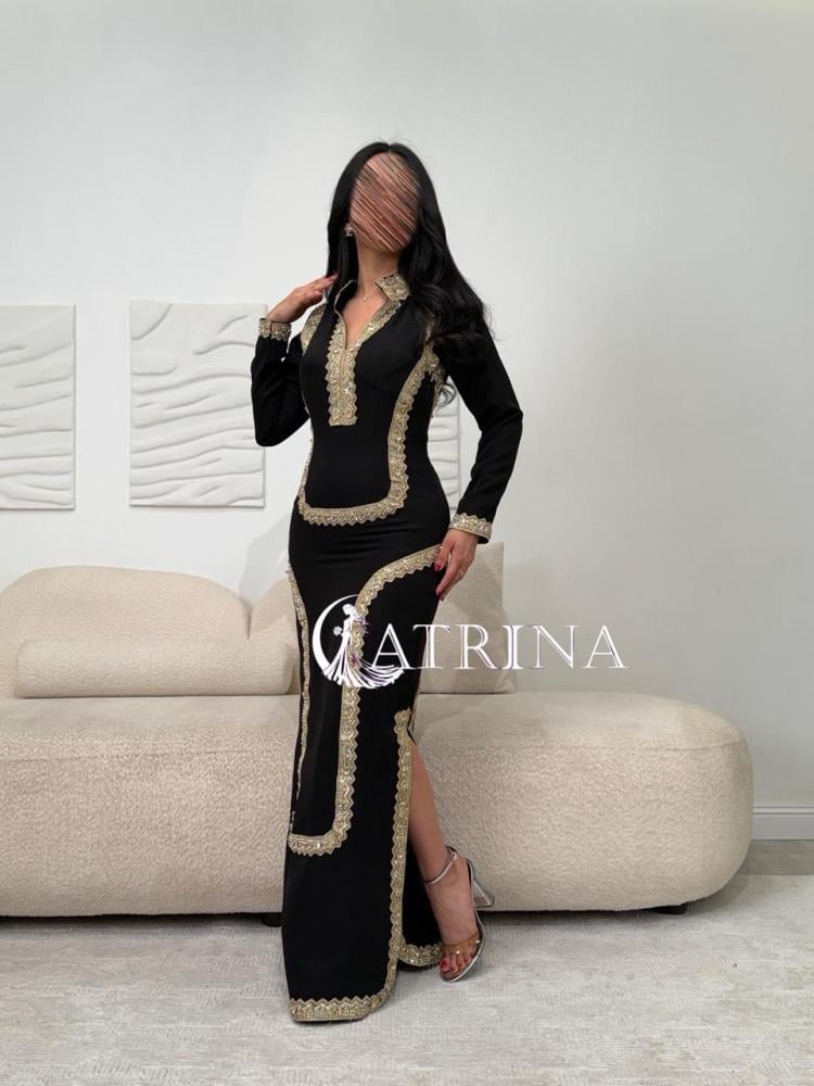 فستان أسود فاخر بتطريز ذهبي وتصميم أنثوي جذاب