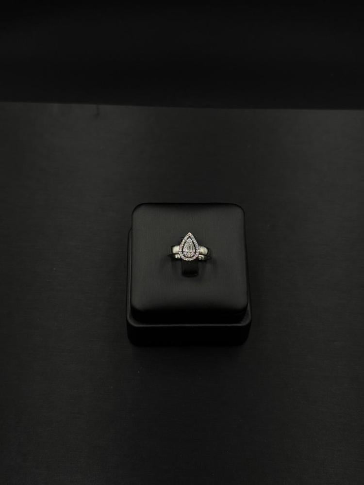 A jewelry set with the luxury of sparkling diamonds and an elegant royal design