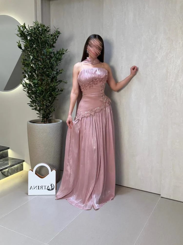 Long evening dress in pink with embroidery details and an elegant shawl