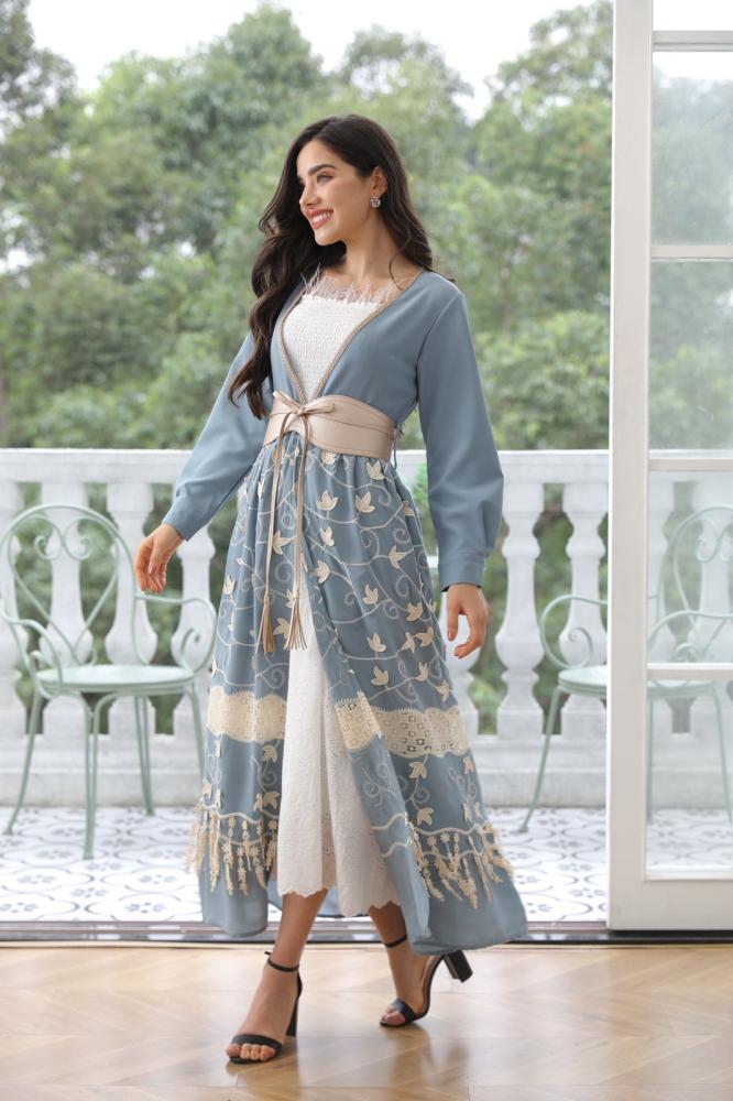 Two-piece thobe decorated with elegant embroidery.